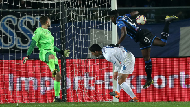  亚眠门将超常发挥，单场九次扑救创造赛季纪录